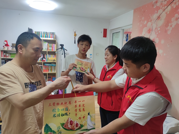 暖心助考，一举高“粽” ——pg电子物业公司党支部深入开展“亮身份、树形象、作贡献、助发展”活动